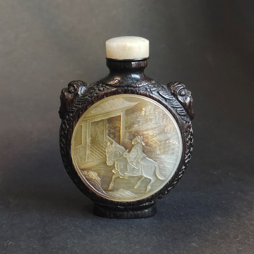 Rare lacquered and carved bamboo snuffbottle with a sculpted mother-of-pearl panels - China 19th century
H 6.5cm